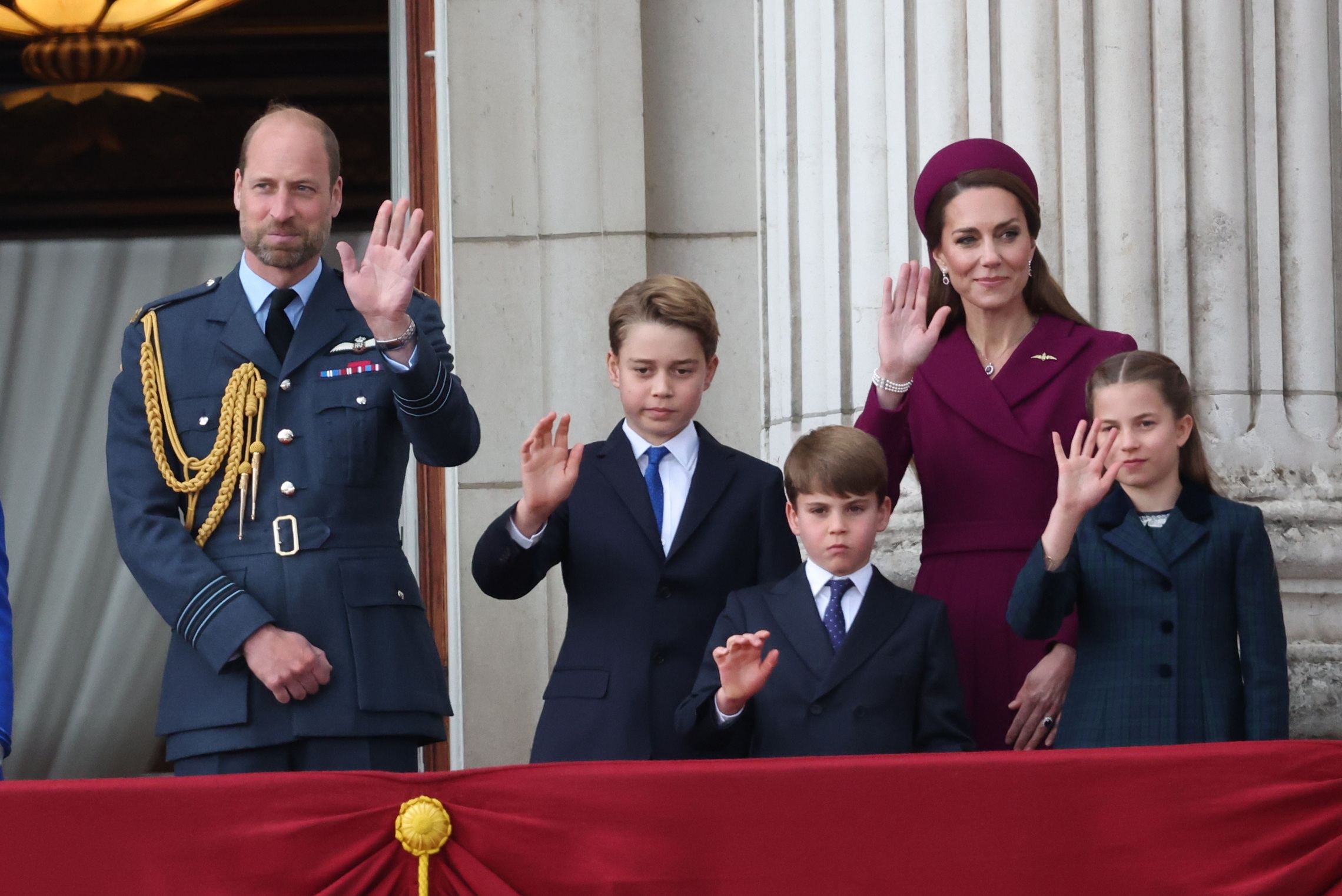 O πρίγκιπας William, η Kate Middleton και τα τρία παιδιά τους στο μπαλκόνι των Ανακτόρων του Μπάκιγχαμ μετά τη στρατιωτική παρέλαση για την 80ή επέτειο της νίκης στην Ευρώπη στο Λονδίνο, 5 Μαΐου 2025