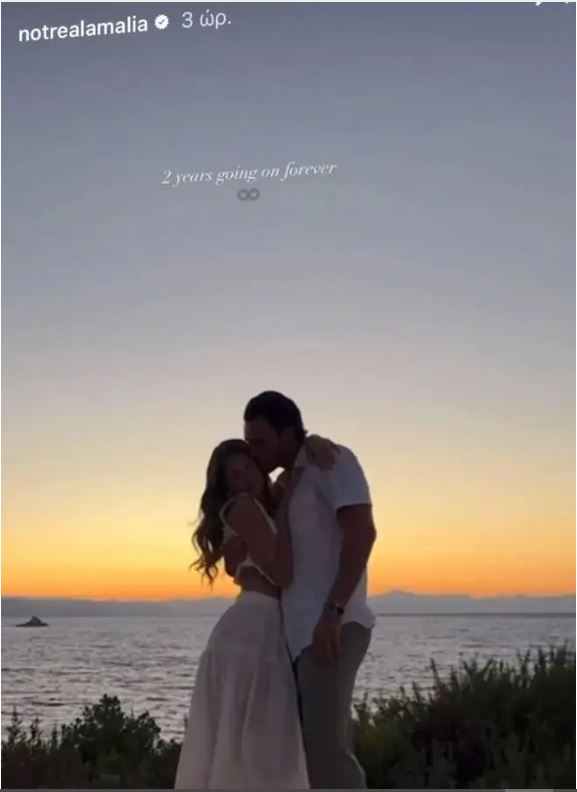 Η Αμαλία Κωστοπούλου αγκαλιασμένη με τον σύντροφό της στο ηλιοβασίλεμα