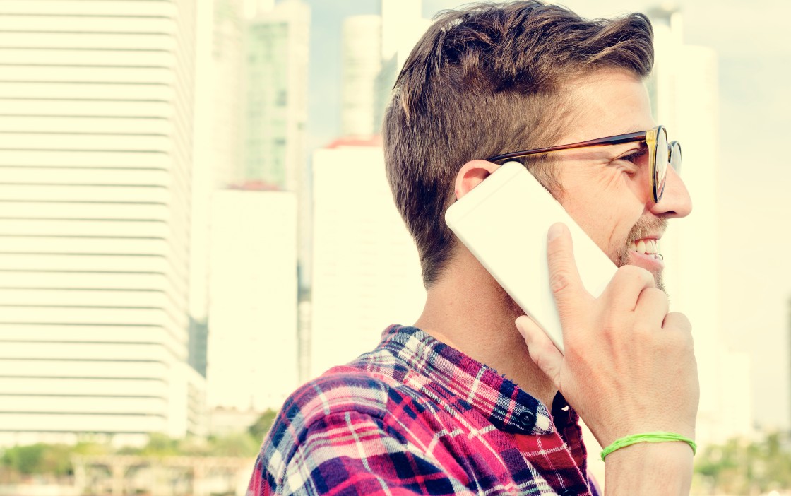 Άνδρας μιλάει στο τηλέφωνο