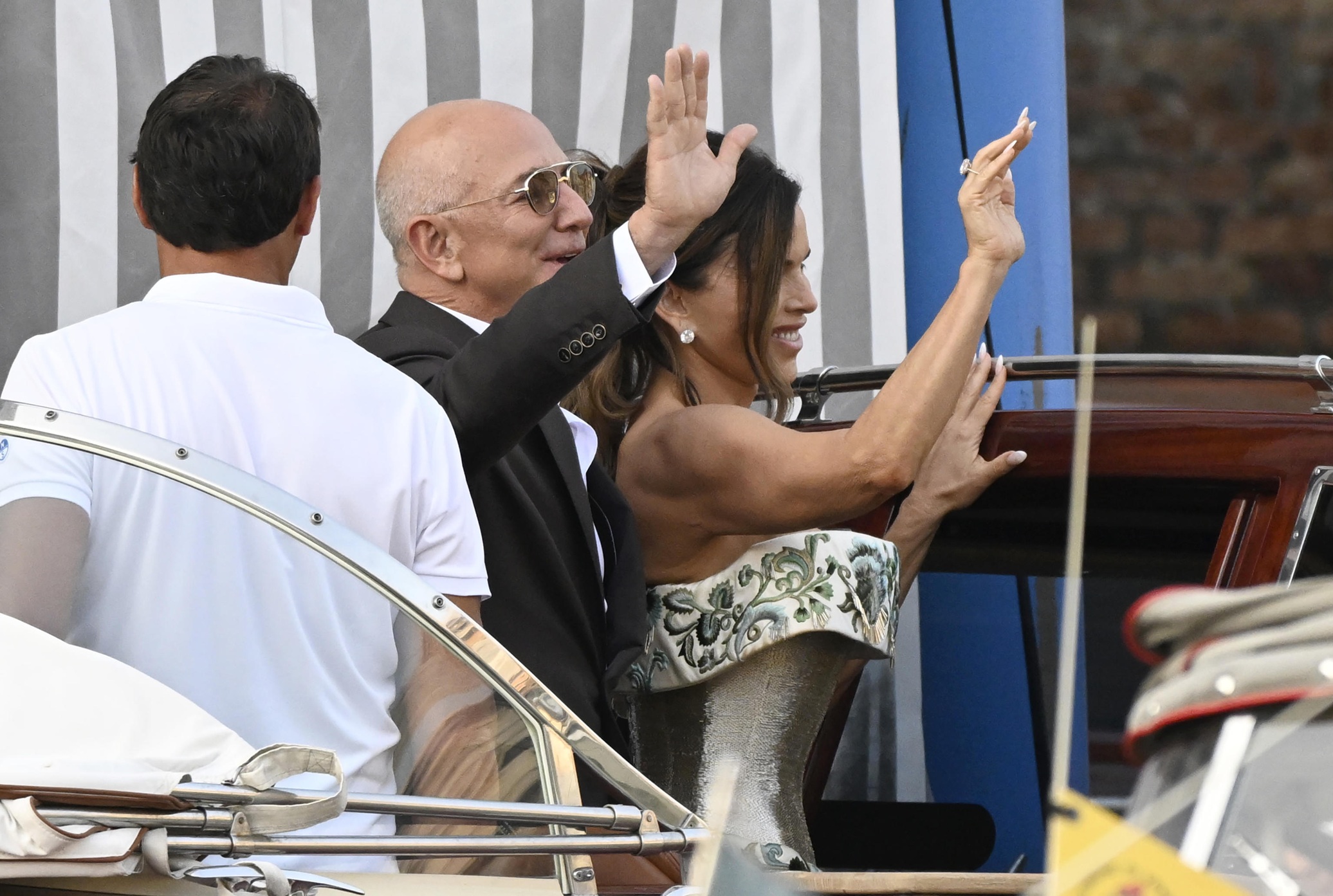 O Jeff Bezos και η Lauren Sanchez αποχωρούν από το Αman Hotel για να παραστούν στο πάρτι πριν από τον γάμο τους στη Βενετία, 26 Ιουνίου 2025