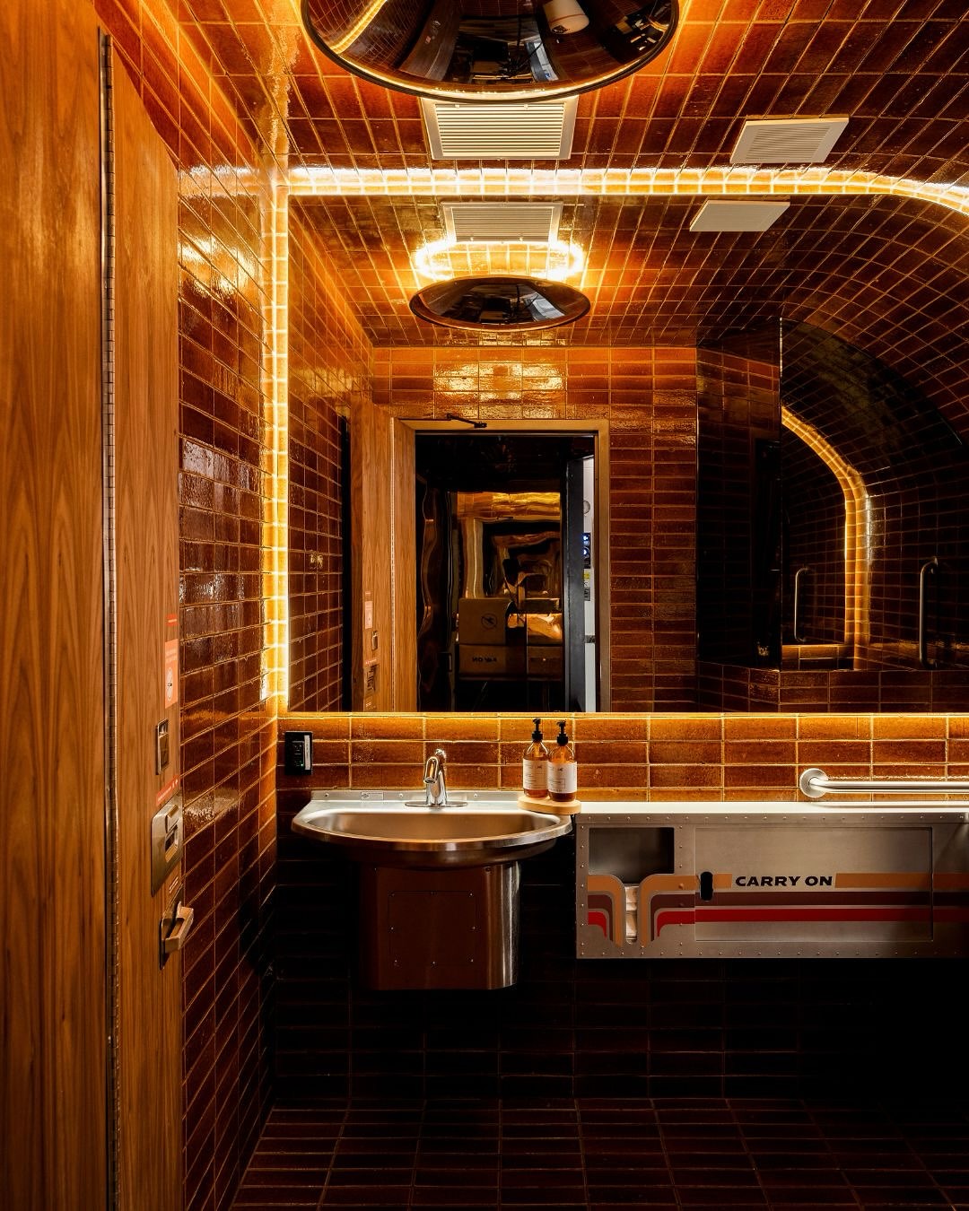 To εσωτερικό του μπαρ Carry On στην περιοχή Phoenix της Αμερικής