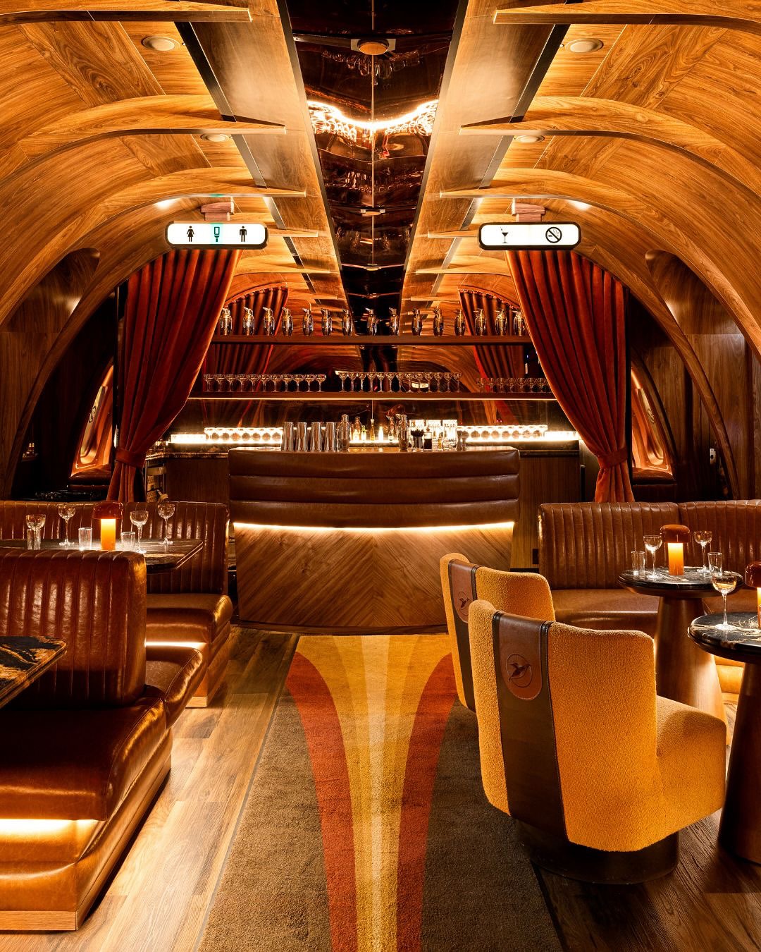 To εσωτερικό του μπαρ Carry On στην περιοχή Phoenix της Αμερικής