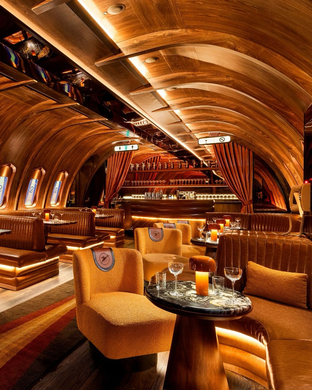 To εσωτερικό του μπαρ Carry On στην περιοχή Phoenix της Αμερικής