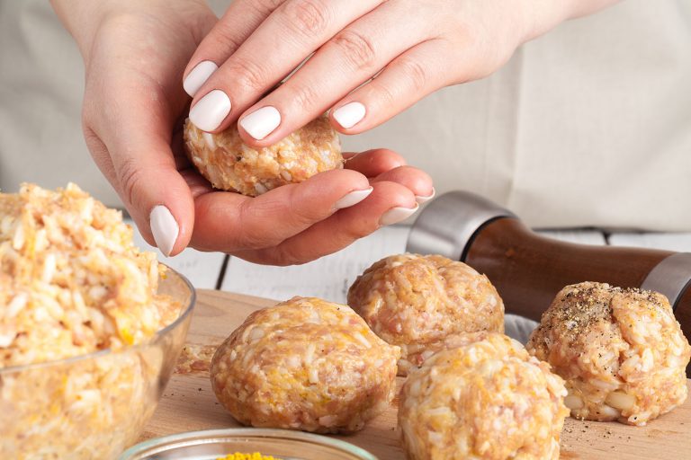 Γυναίκα πλάθει κεφτεδάκια κοτόπουλου