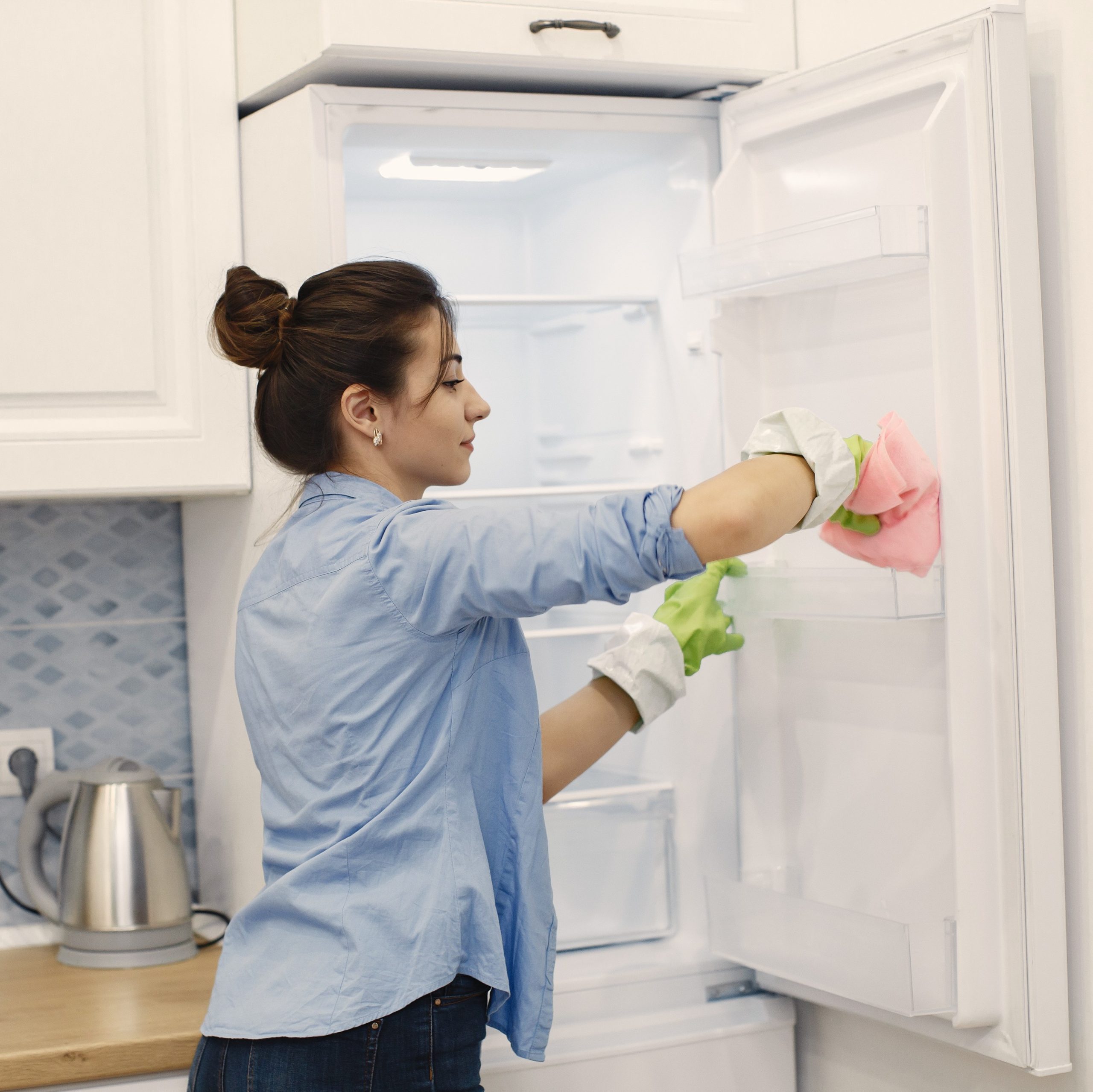 Γυναίκα καθαρίζει το ψυγείο