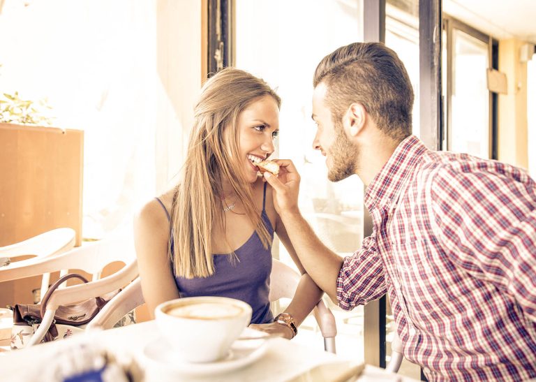 Άνδρας ταΐζει τη γυναίκα στο πρωινό