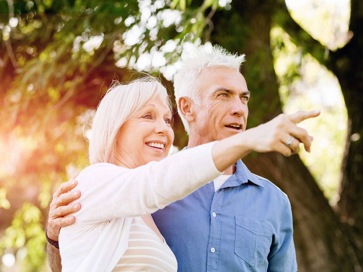 Ζευγάρι μεσήλικες χαλαρώνουν στο πάρκο