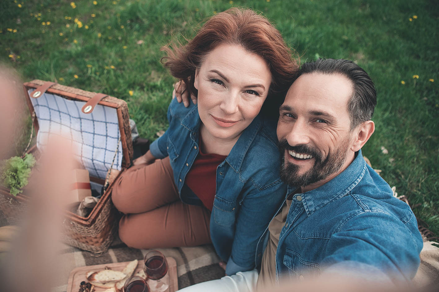Ζευγάρι παίρνει selfie σε πικνίκ στο πάρκο