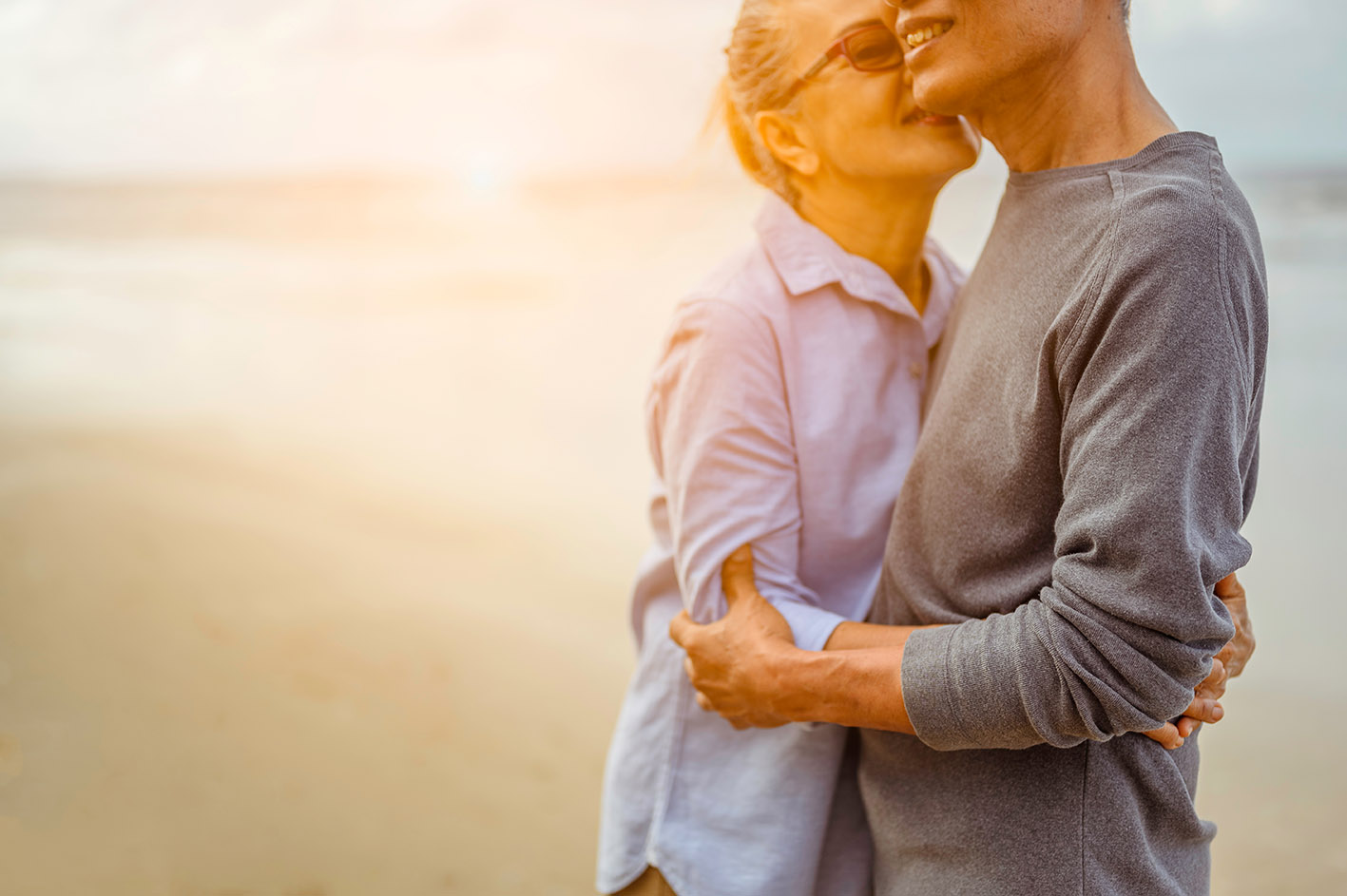 Ζευγάρι μέσης ηλικίας φιλιέται. Η γυναίκα φιλά τον άνδρα