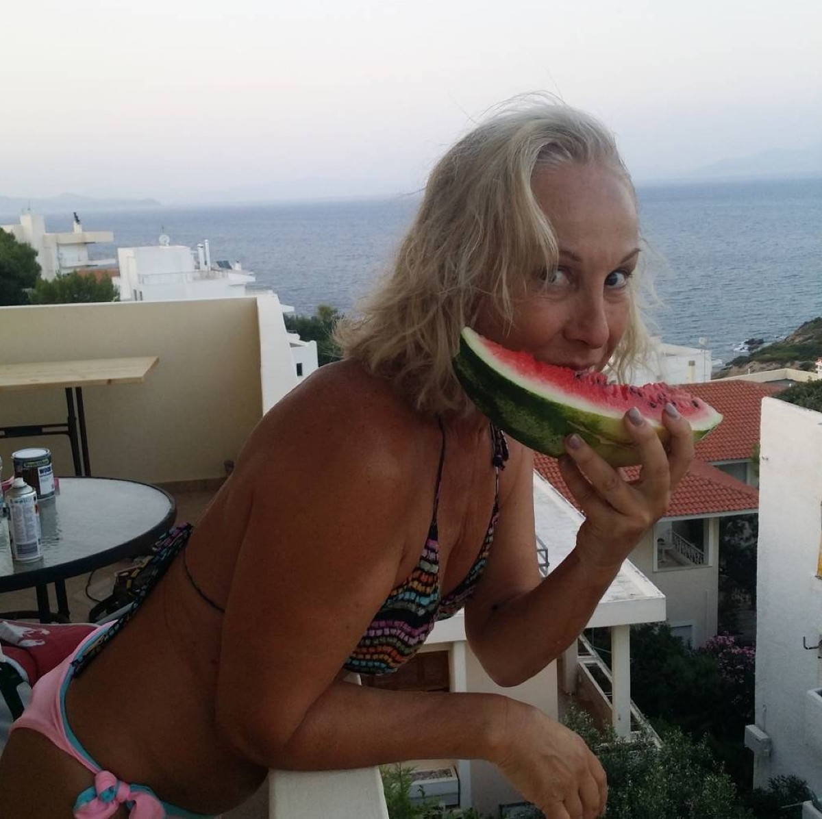 Η ηθοποιός Νταίζη Σεμπεκοπούλου με καρπούζι
