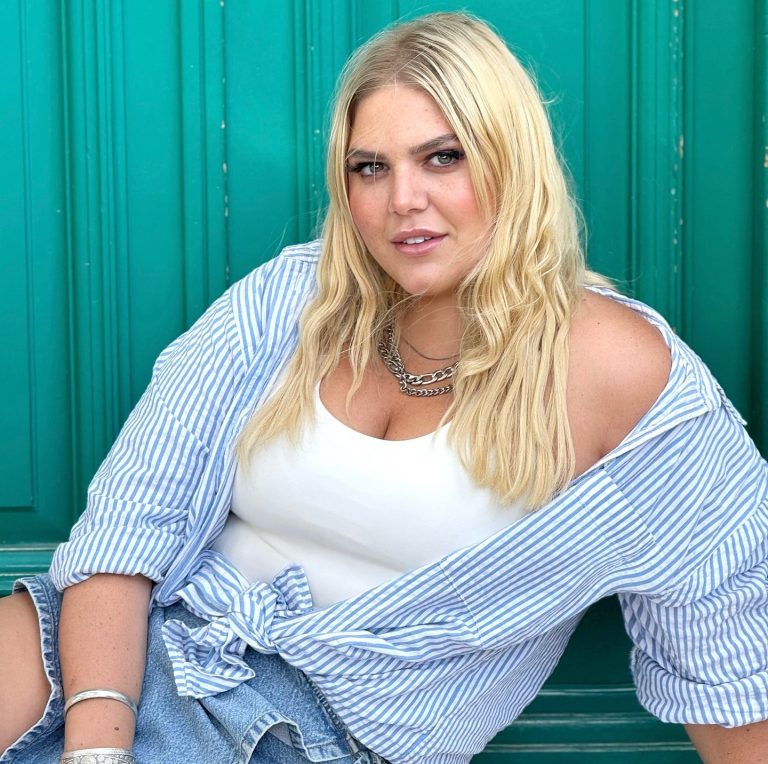 Η Δανάη Μπάρκα με ξανθά μαλλιά