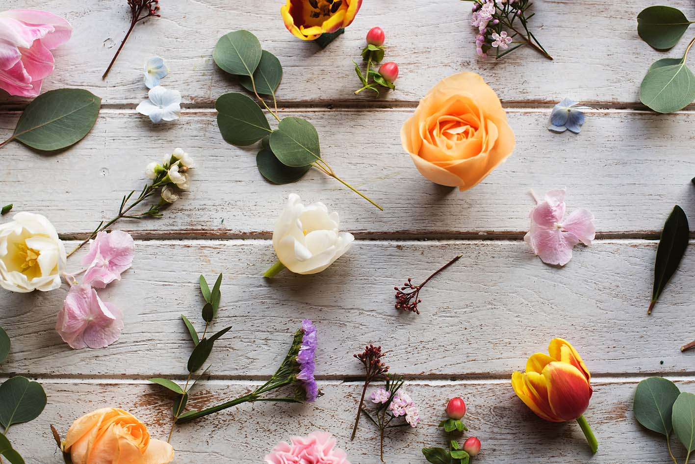 Λουλούδια κομμένα τα άνθη πάνω στο τραπέζι