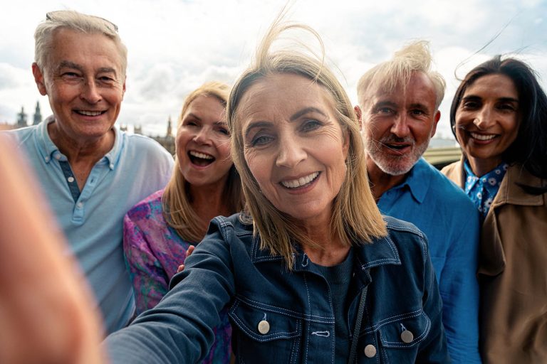 Φίλοι μέσης ηλικίας περνάνε καλά σε έξοδο ή διακοπές