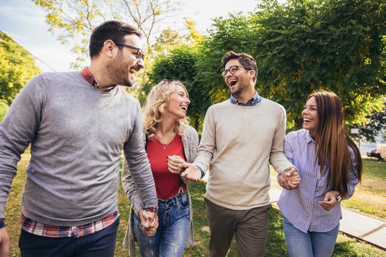 Ομάδα νέων που περπατούν στο πάρκο. Φίλοι που διασκεδάζουν σε εξωτερικούς χώρους