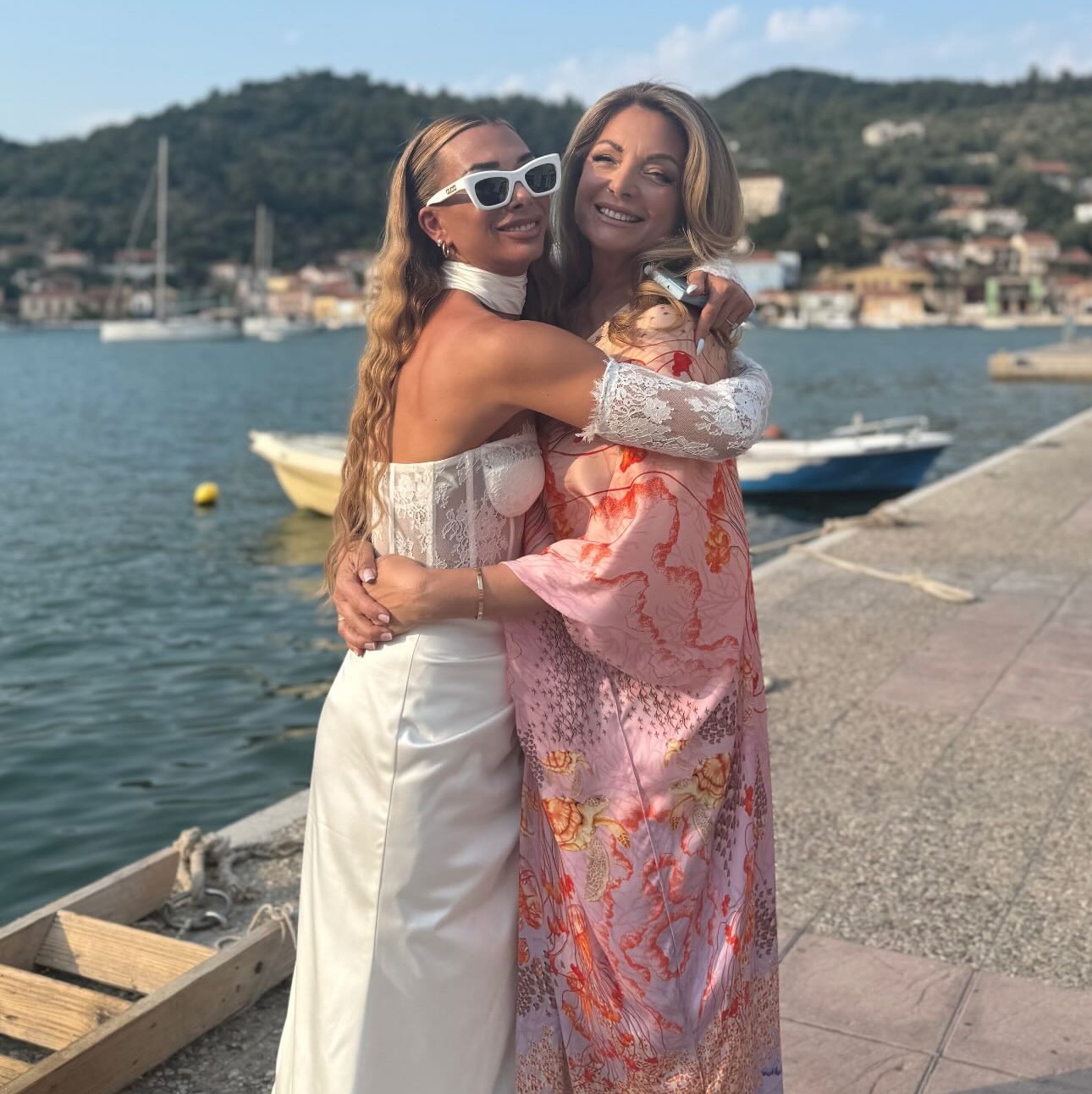 Η Άντζελα Γκερέκου κουμπάρα σε γάμο