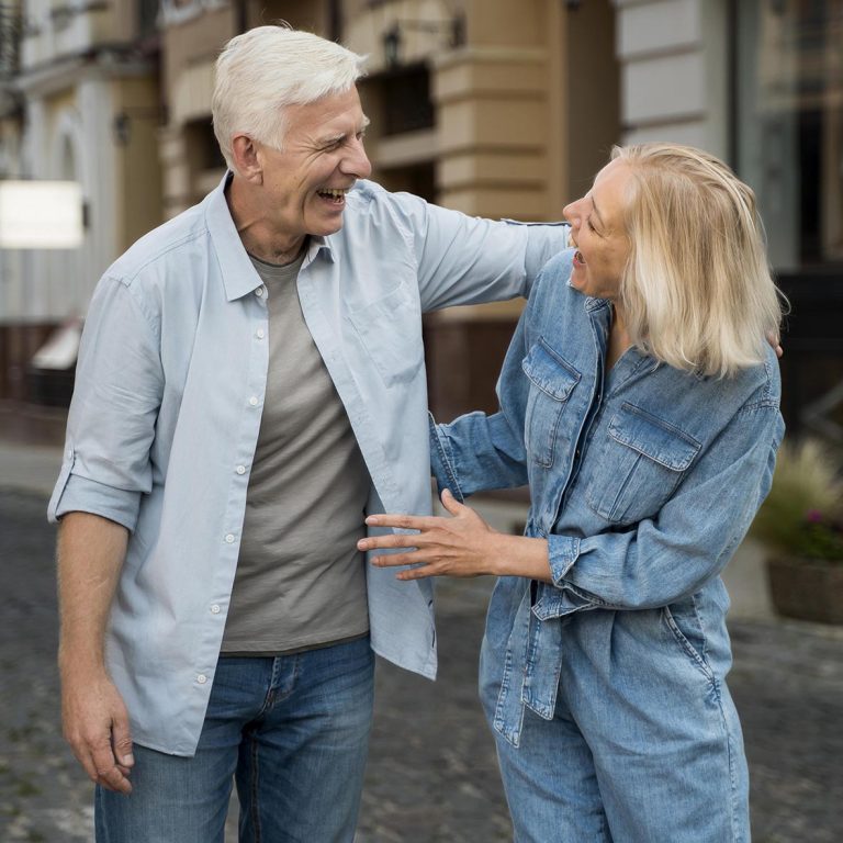 Ζευγάρι μέσης ηλικίας γελάνε
