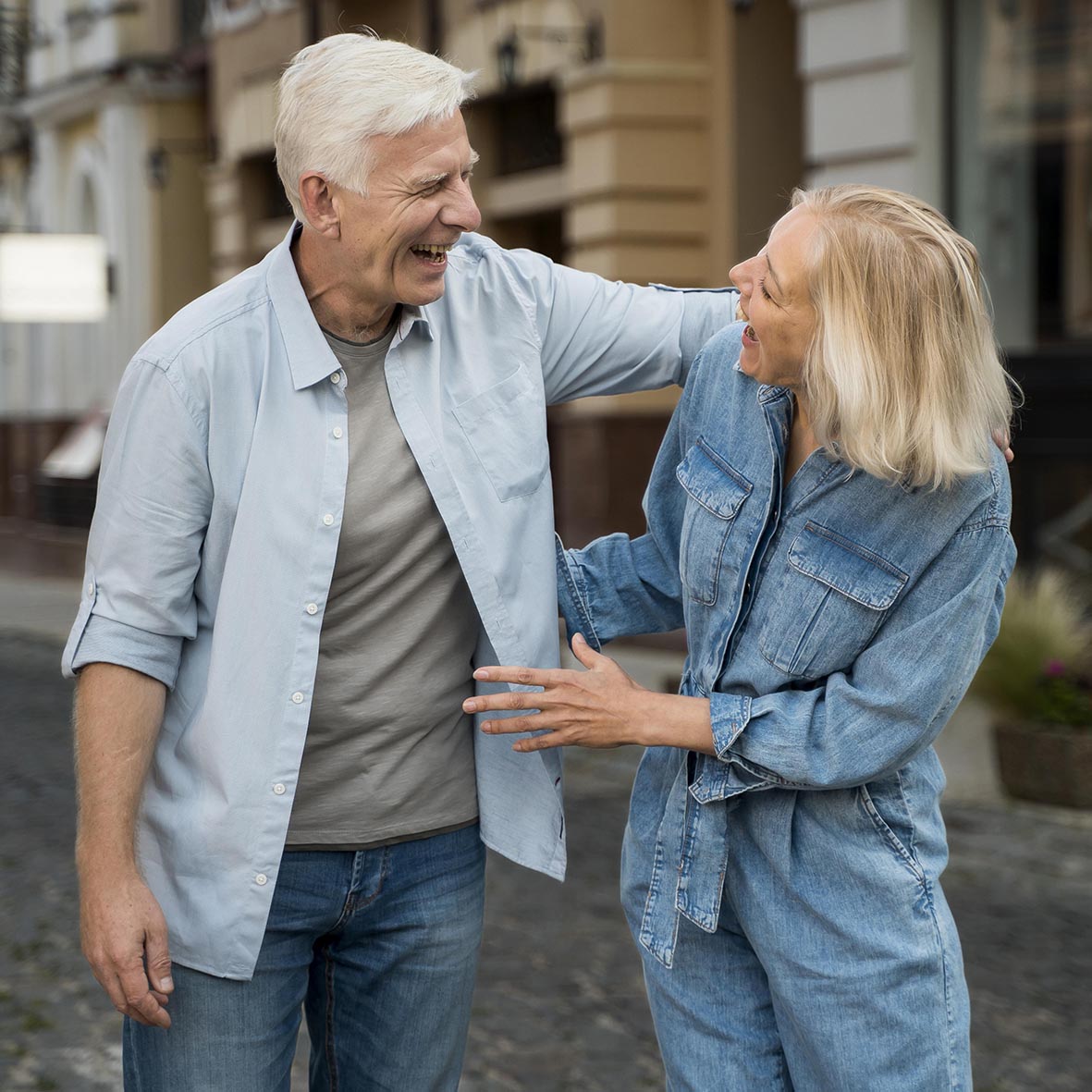 Ζευγάρι μέσης ηλικίας γελάνε
