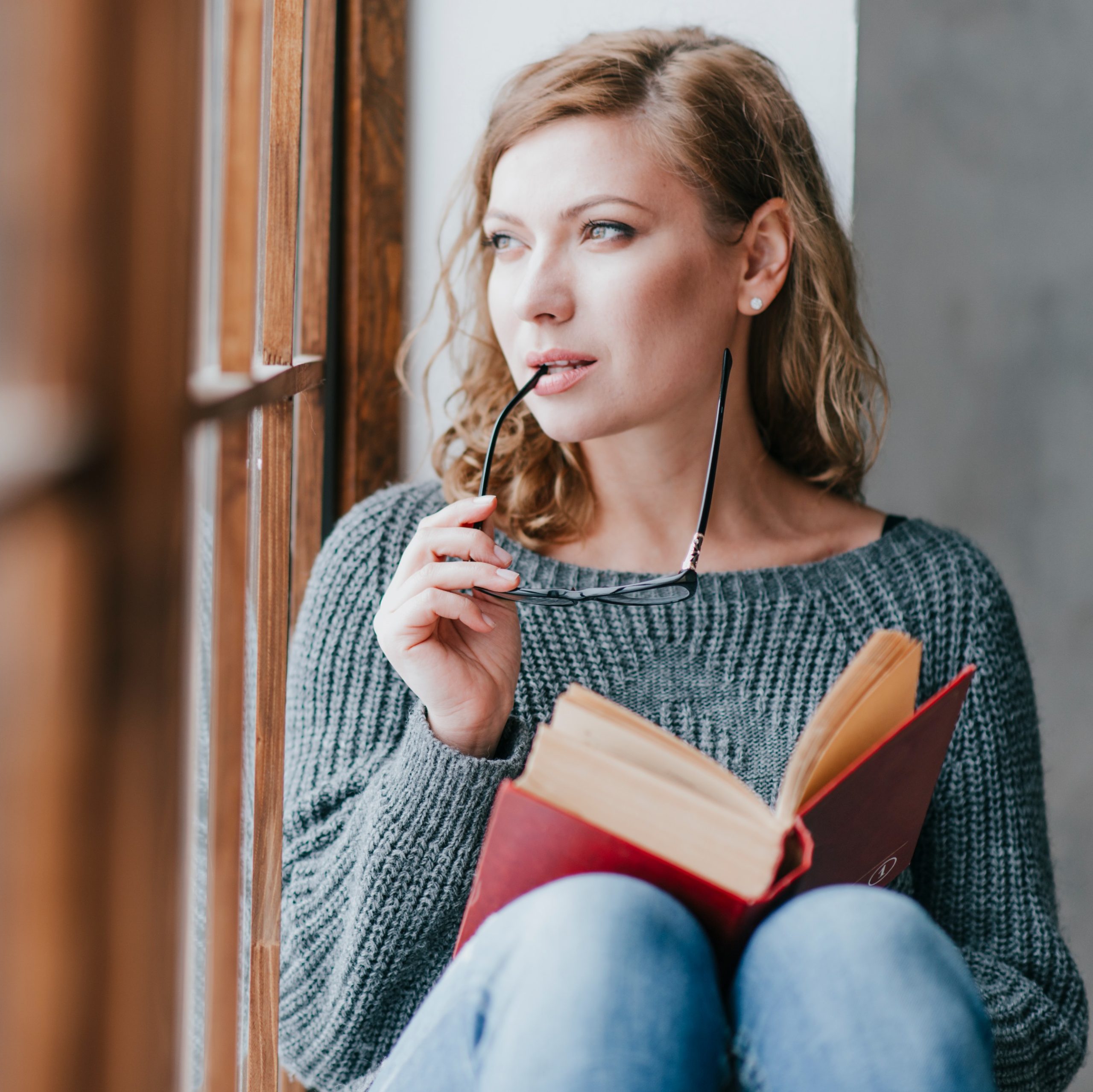 Γυναίκα διαβάζει ένα βιβλίο