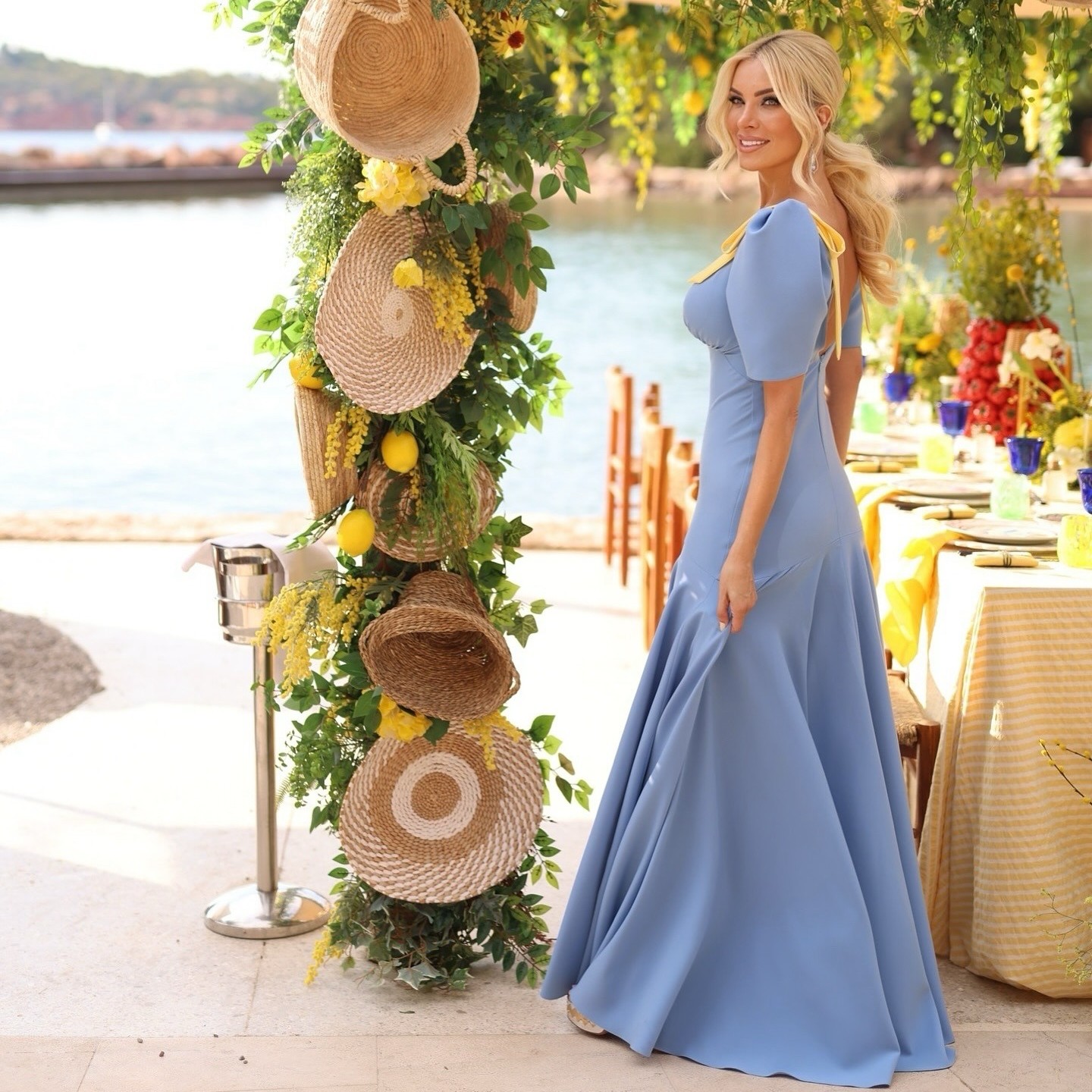 Η Κατερίνα Καινούργιου νονά με γαλάζιο φόρεμα