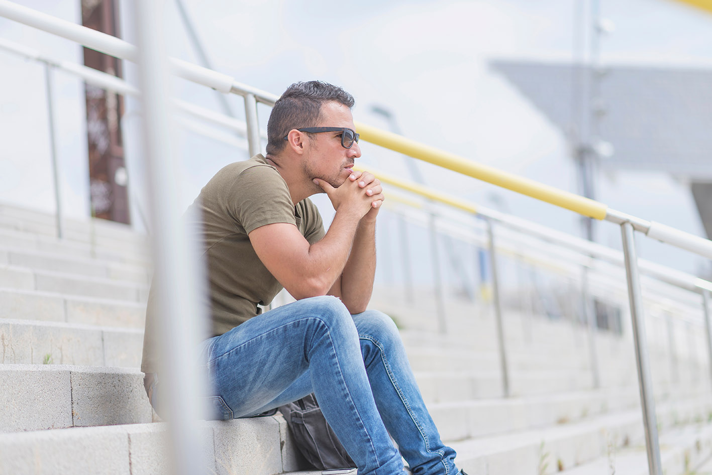 Άνδρας σοβαρός λυπημένος