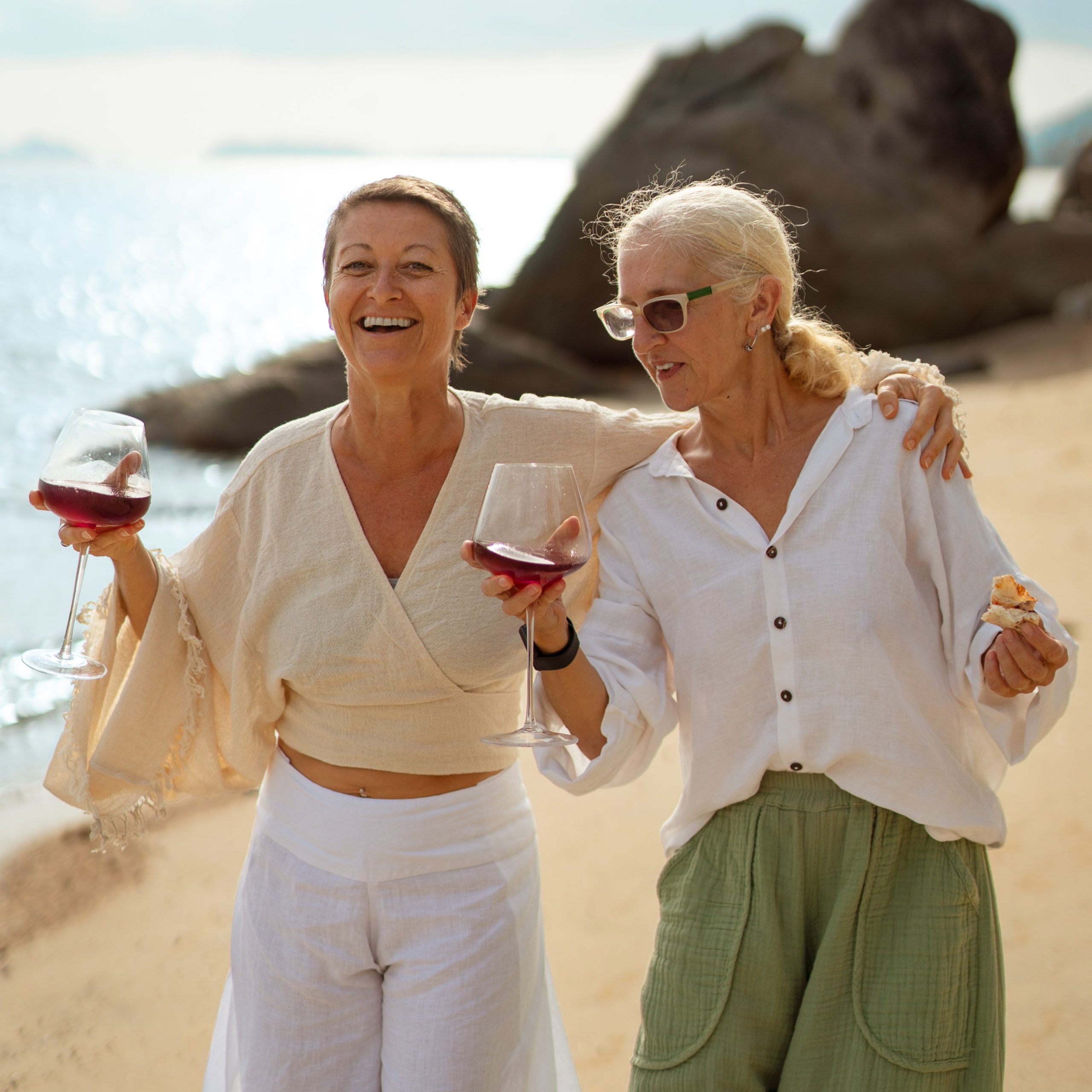 Γυναίκες περπατούν στην παραλία