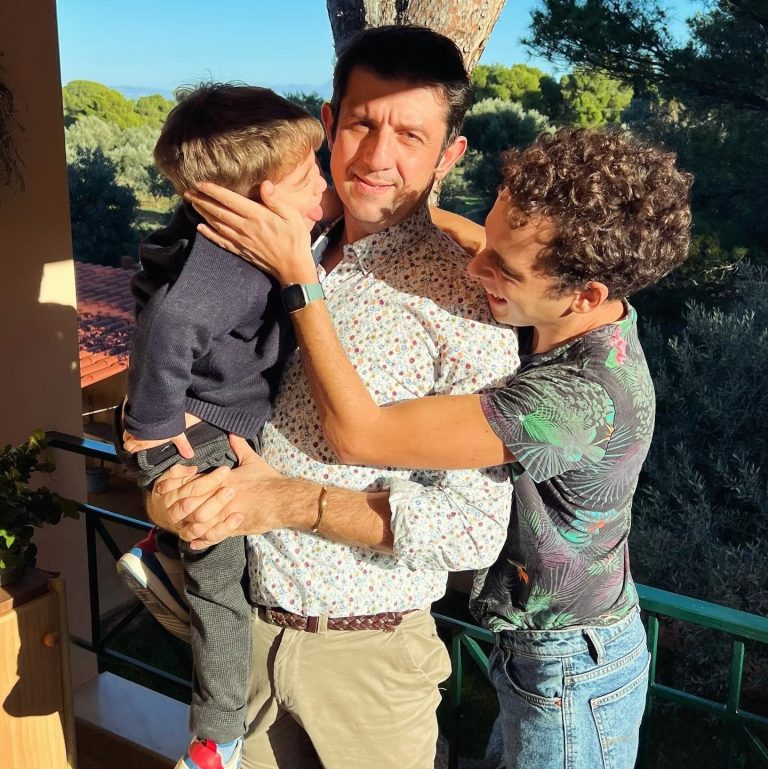 Ο Μιχάλης Οικονόμου και ο Γιάννης Μακρής με το παιδί τους