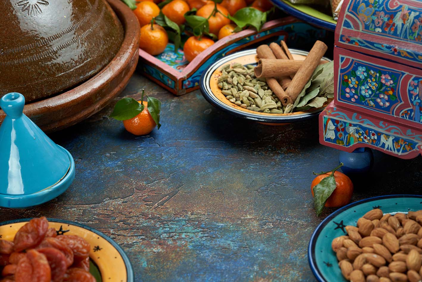 Χυλός από πλιγούρι σε ζωγραφισμένο ανατολίτικο πιάτο στο κέντρο του τραπεζιού Αποξηραμένα βερίκοκα μανταρίνι Ανατολική κουζίνα