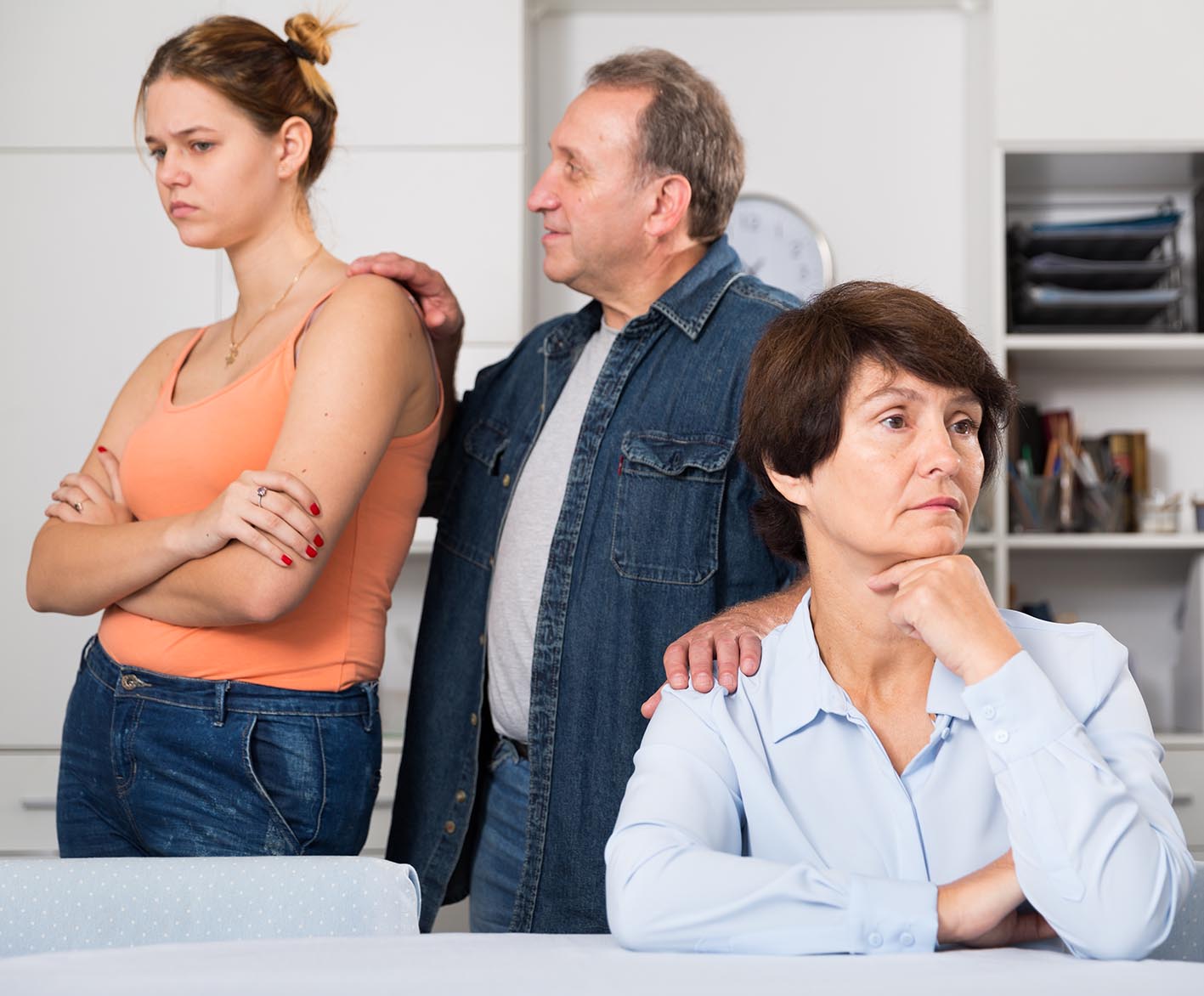 Γονείς και κόρη μεγάλης ηλικίας προσπαθούν να τα βρουν μετά από διαφωνία