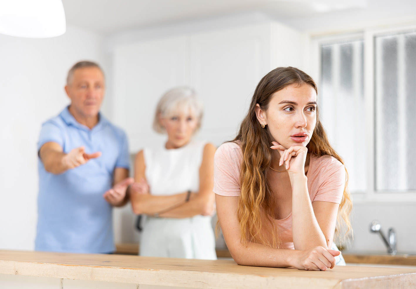 Γονείς μέσης ηλικίας μαλώνουν με την κόρη τους που έχει γυρίσει την πλάτη της