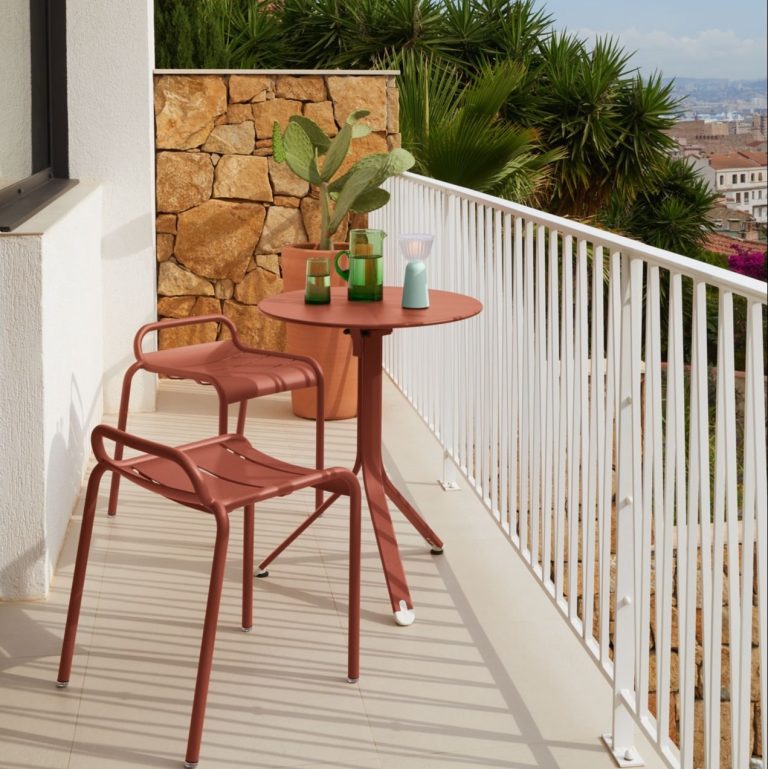 Μπαλκόνι σε νησί με φυτό φραγκοσυκιά σε γλάστρα