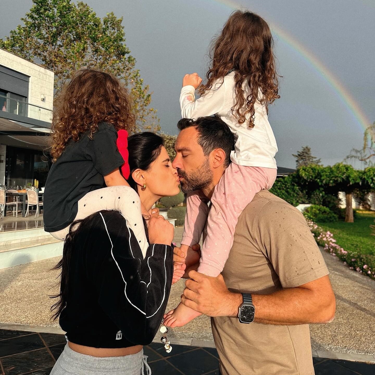 Χριστίνα Μπόμπα και Σάκης Τανιμανίδης με τα παιδιά τους