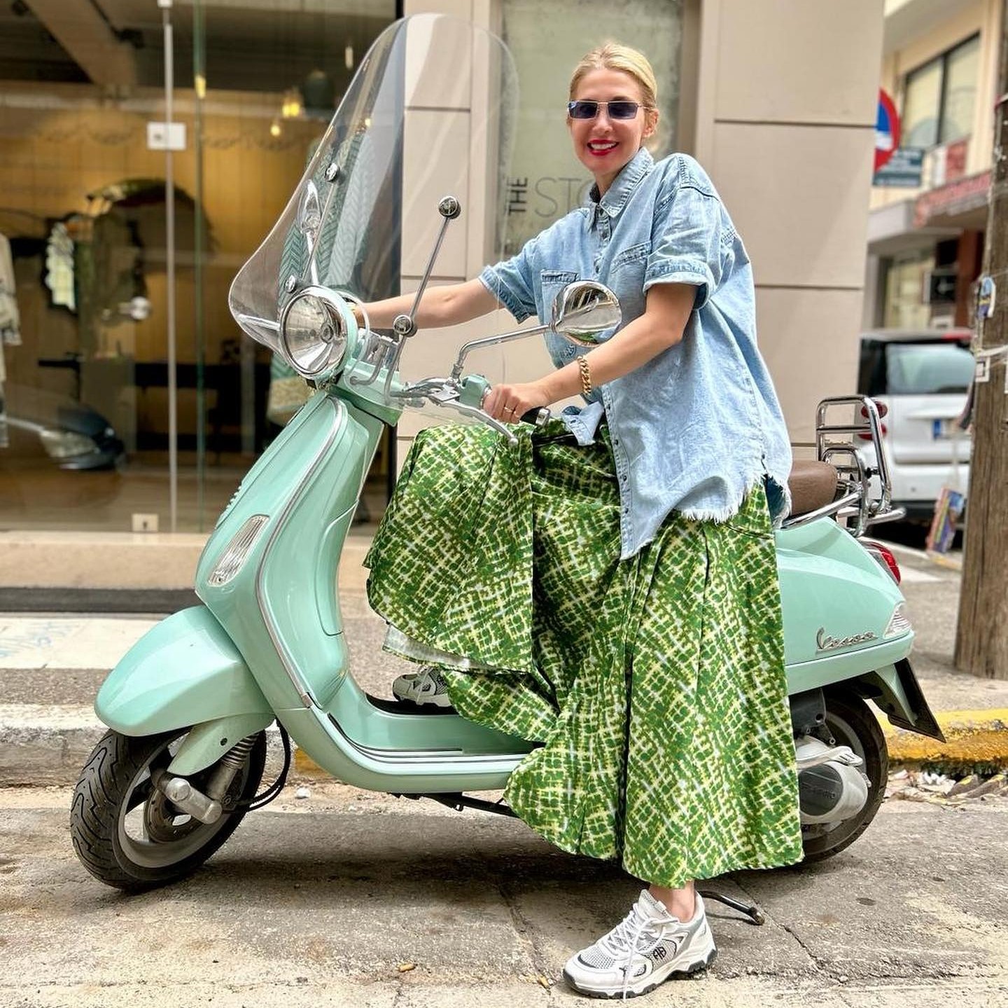 Η Νίκη Κάρτσωνα με βέσπα
