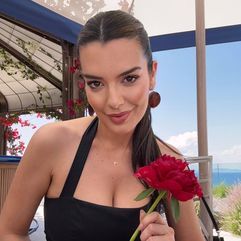 Η Νικολέττα Ράλλη με ένα κόκκινο λουλούδι