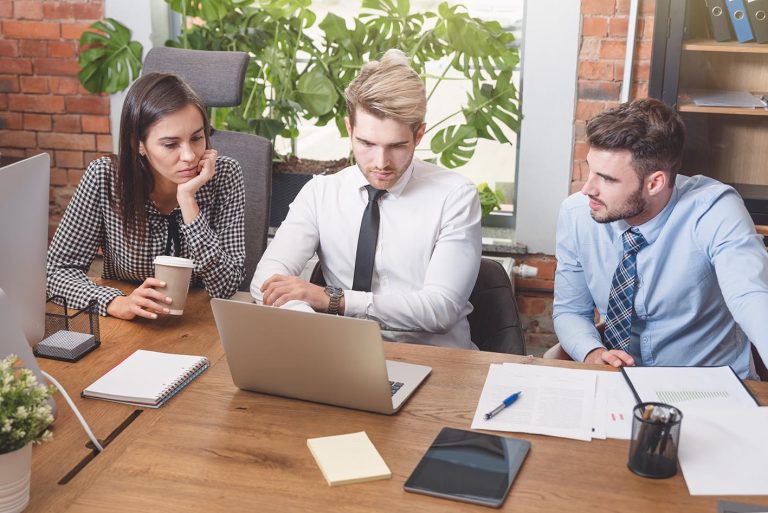 Συνάδελφοι στο γραφείο