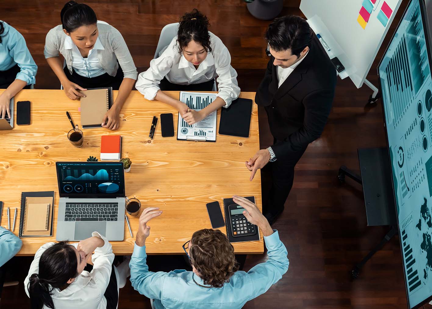 Συνάδελφοι στο εσωτερικό του γραφείου συζητούν