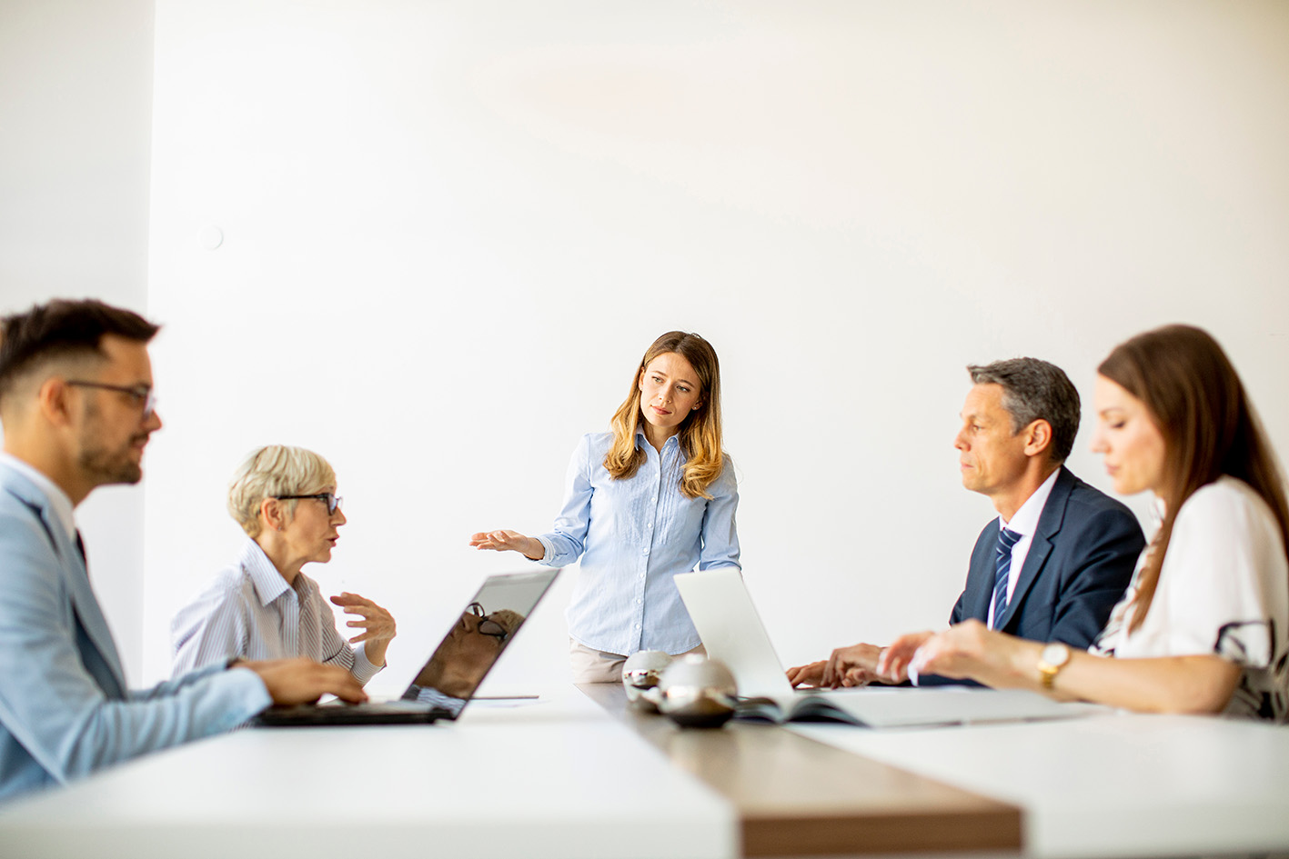 Συνάδελφοι μιλάνε στο γραφείο