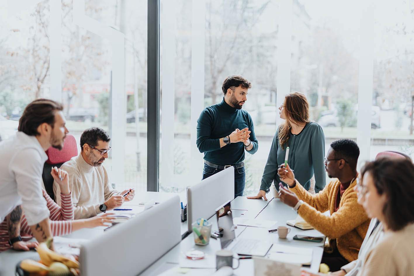 Συνάδελφοι μιλάνε στο γραφείο