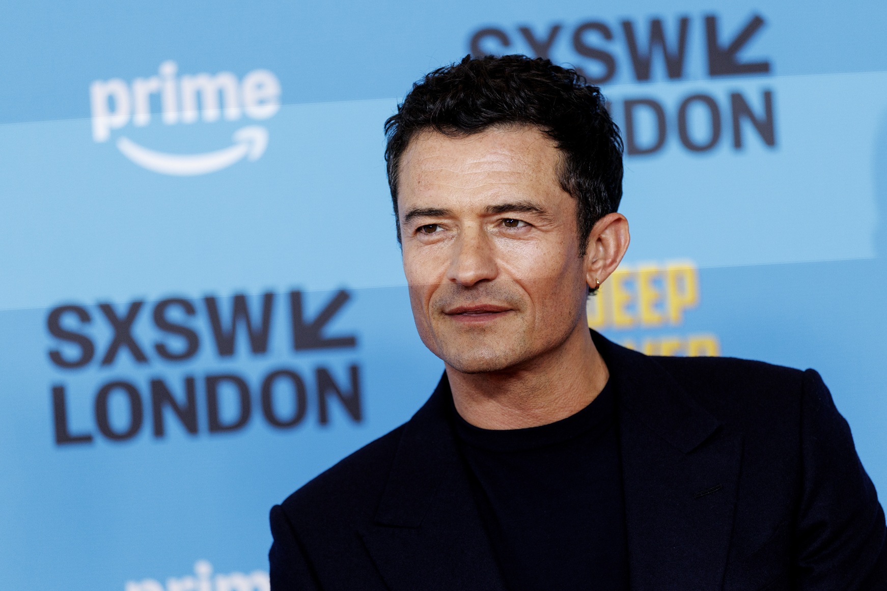 O Orlando Bloom ποζάρει στην παγκόσμια πρεμιέρα του "Deep Cover" στο Barbican Art Centre του Λονδίνου, 4 Ιουνίου 2025