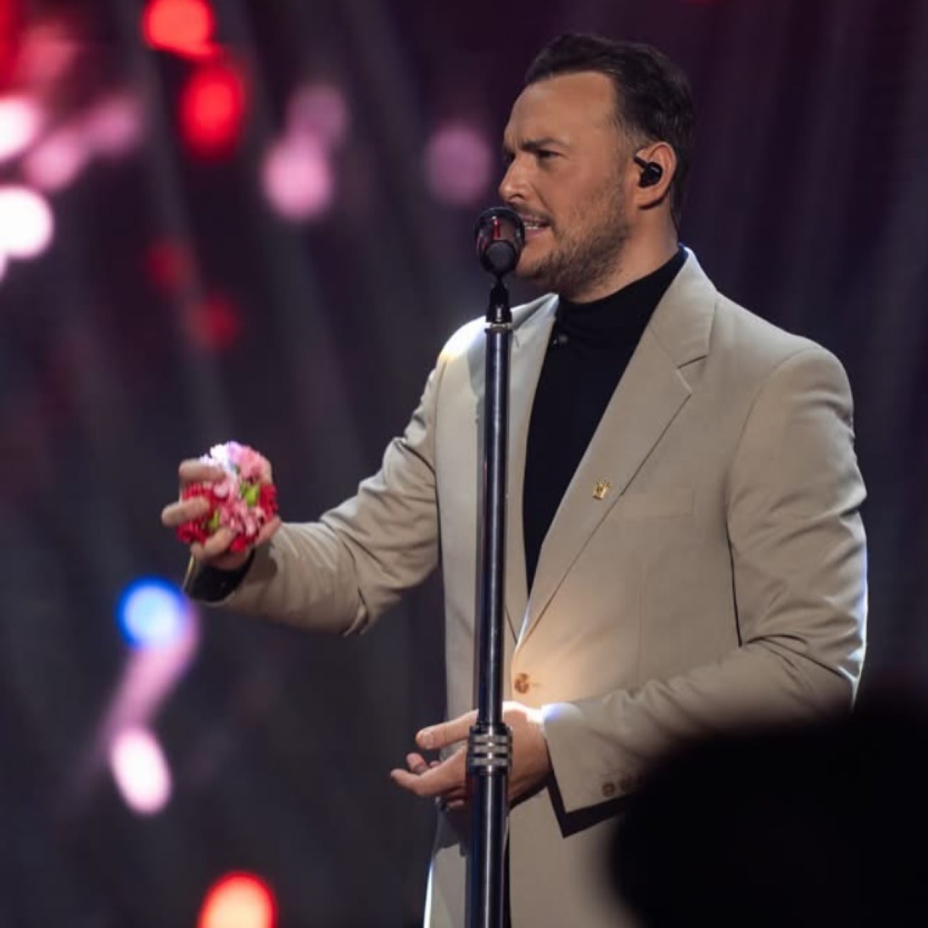 Ο Σάκης Αρσενίου στην πίστα