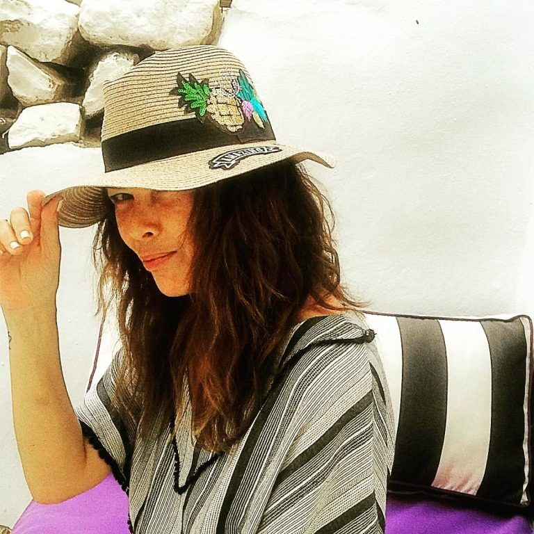 Η Σοφία Αλιμπέρτη με καπέλο