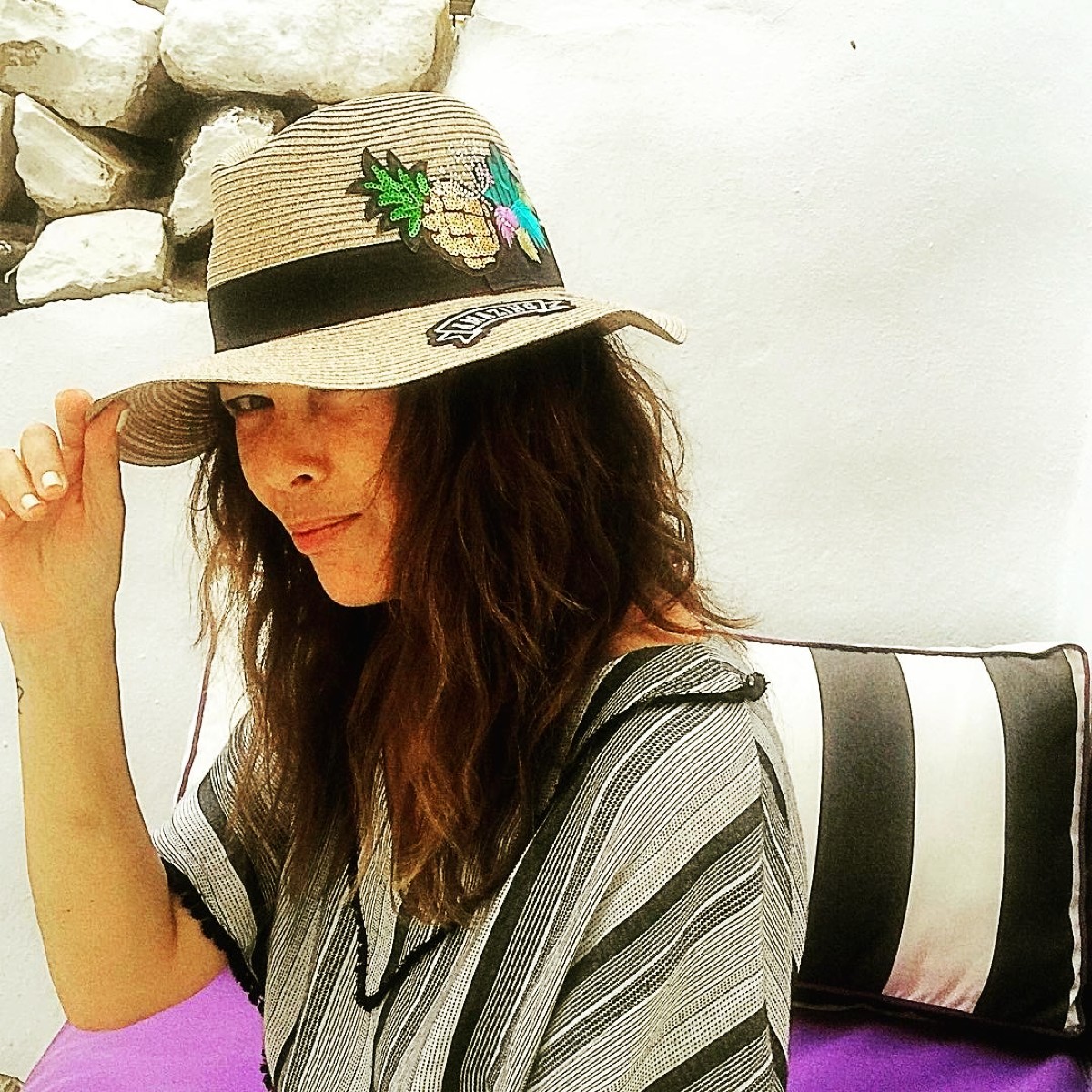 Η Σοφία Αλιμπέρτη με καπέλο