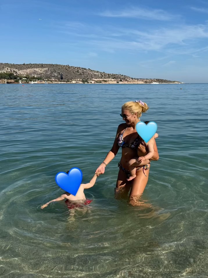 Η Κωνσταντίνα Σπυροπούλου για μπάνιο με τα παιδιά της