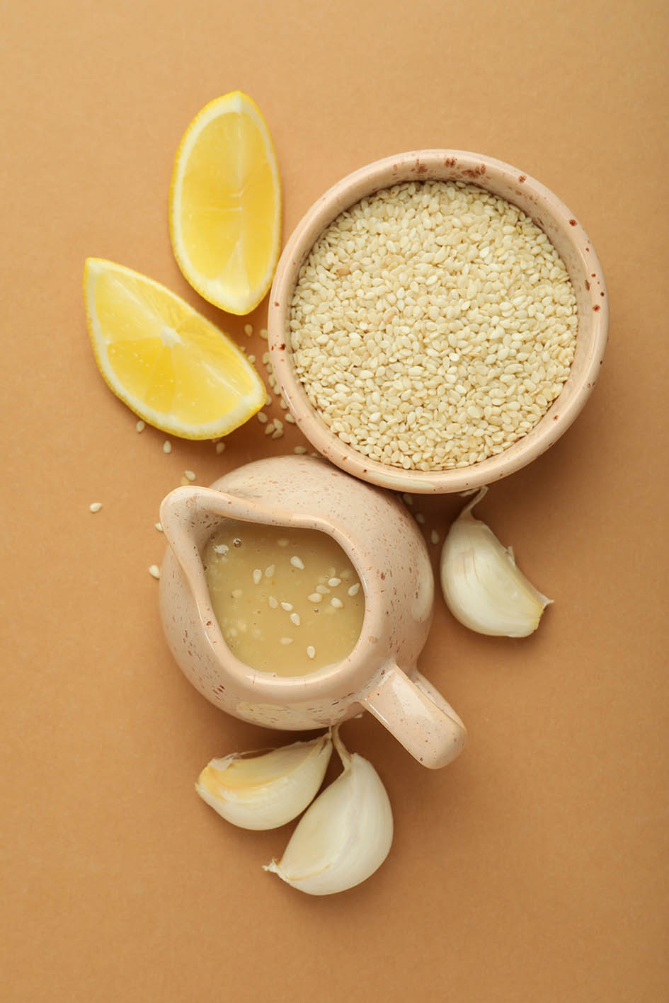 Tο χούμους περιέχει μόλις πέντε κύρια συστατικά: ρεβίθια, σκόρδο, λεμόνι, ταχίνι