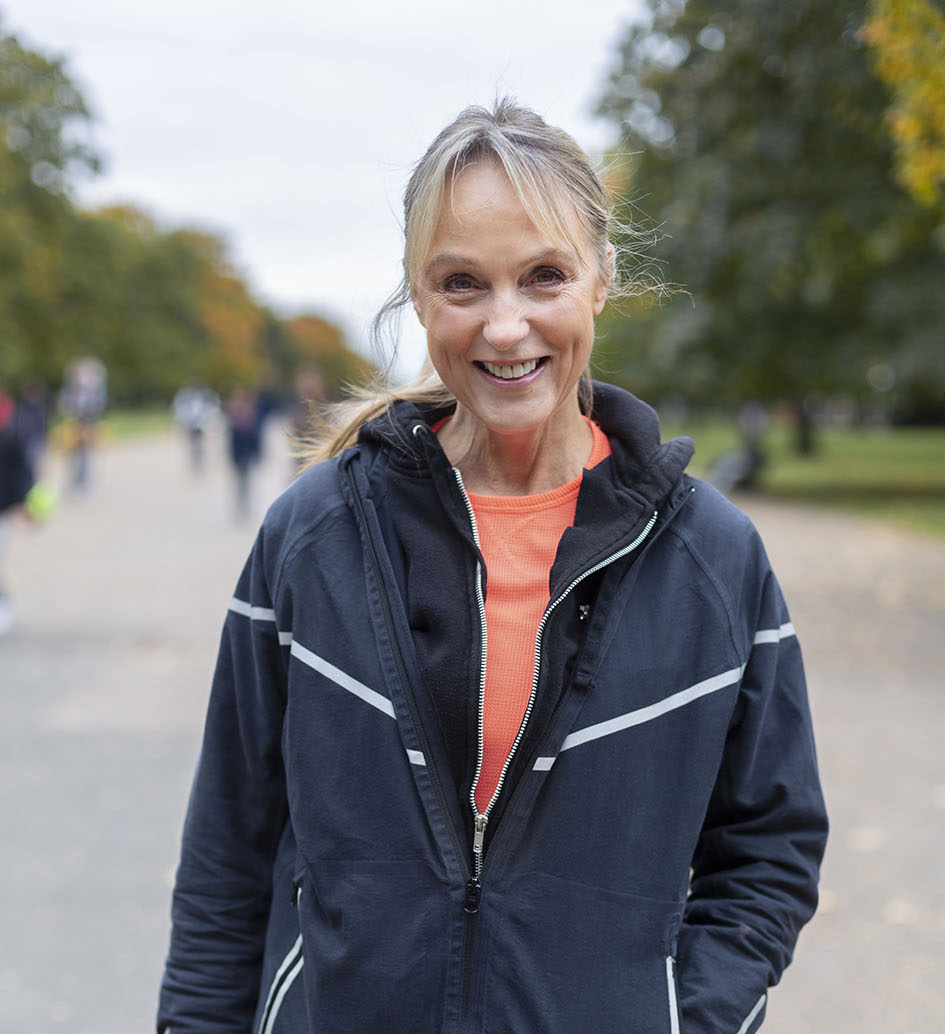 Γυναίκα με αθλητικά σε εξωτερικό χώρο