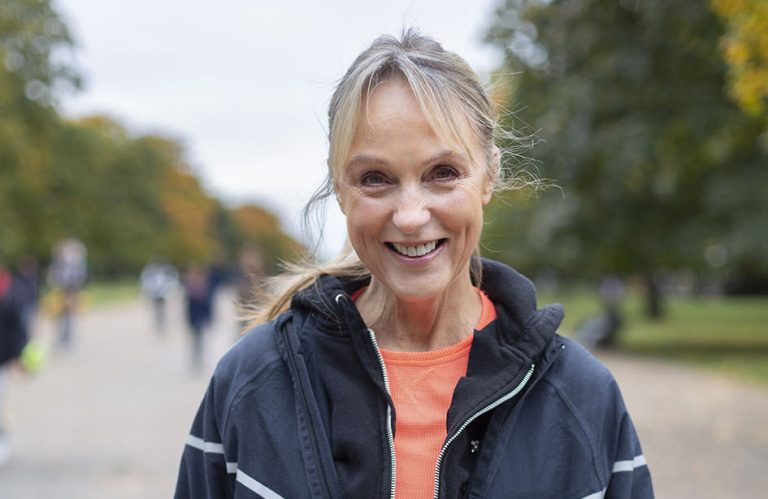 Γυναίκα με αθλητικά σε εξωτερικό χώρο