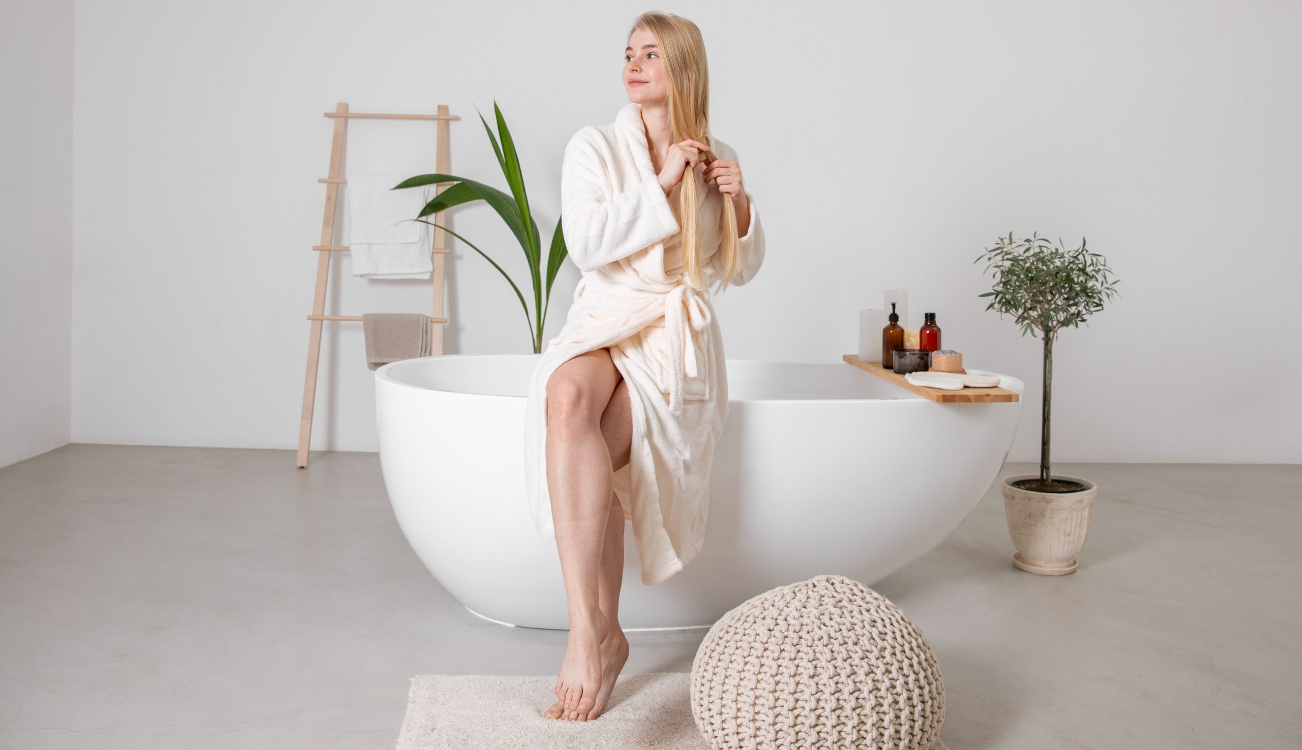 Γυναίκα με πετσέτες σκουπίζεται μόλις βγήκε από το μπάνιο της