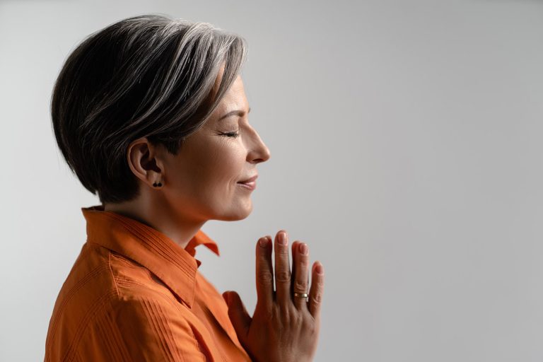 Ήρεμη γυναίκα κάνει τον διαλογισμό της σε λευκό φόντο