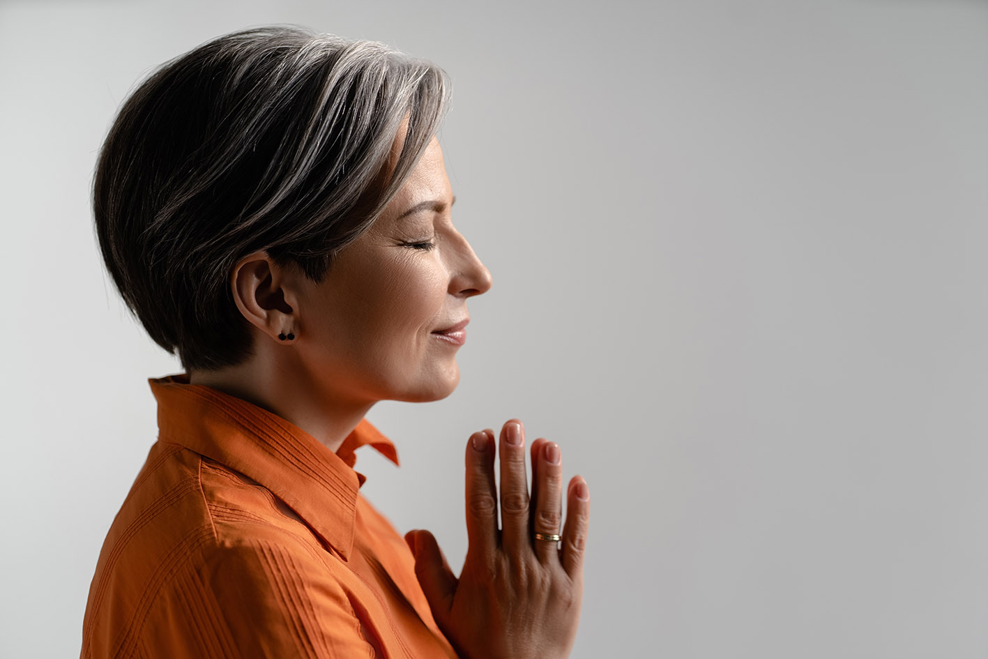 Ήρεμη γυναίκα κάνει τον διαλογισμό της σε λευκό φόντο