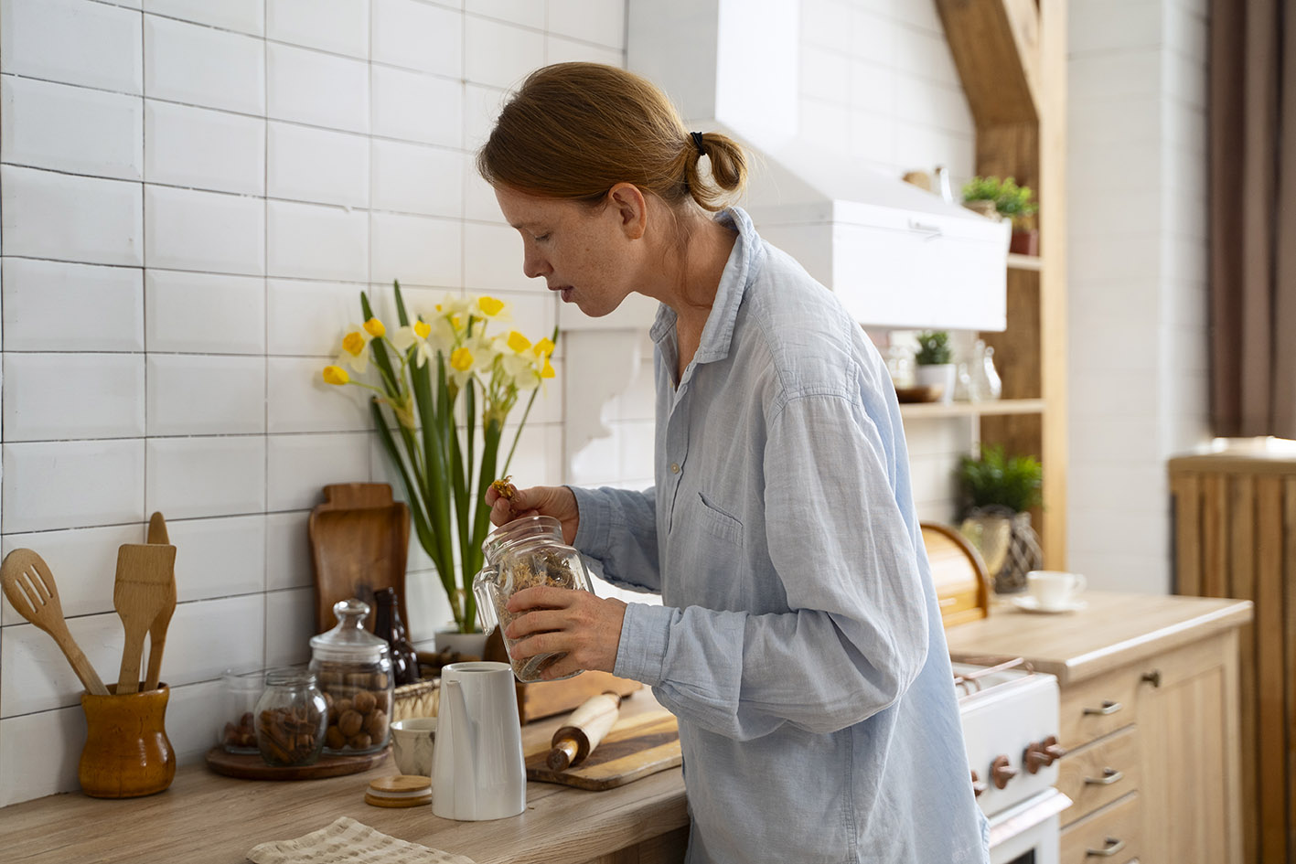 Γυναίκα ετοιμάζει καφέ για πρωινό