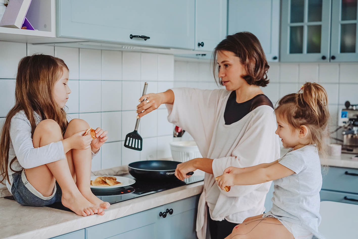 Μητέρα ετοιμάζει με παιδιά της πρωινό